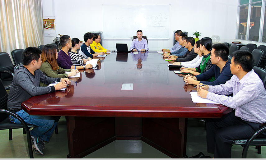 平達(dá)利擁有50余套包裝袋生產(chǎn)設(shè)備